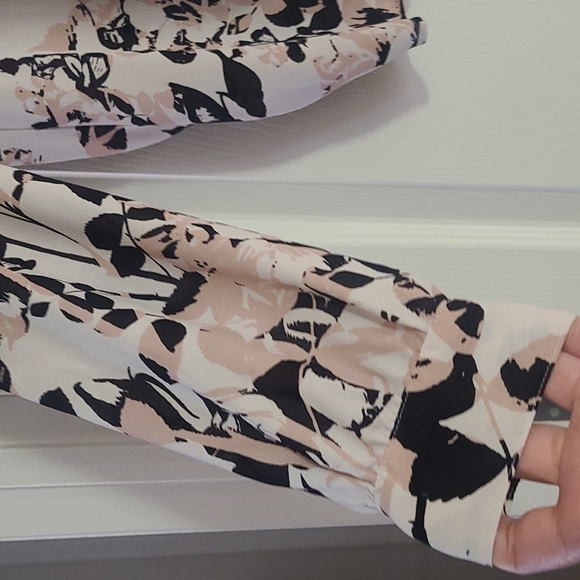 Forever 21 Abstract Floral Blouse - Picture 3 of 7